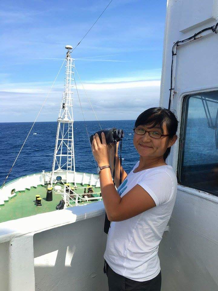 小豚(黃懿萱)擔任綠色和平船艦的水手,主要工作是負責遼望。