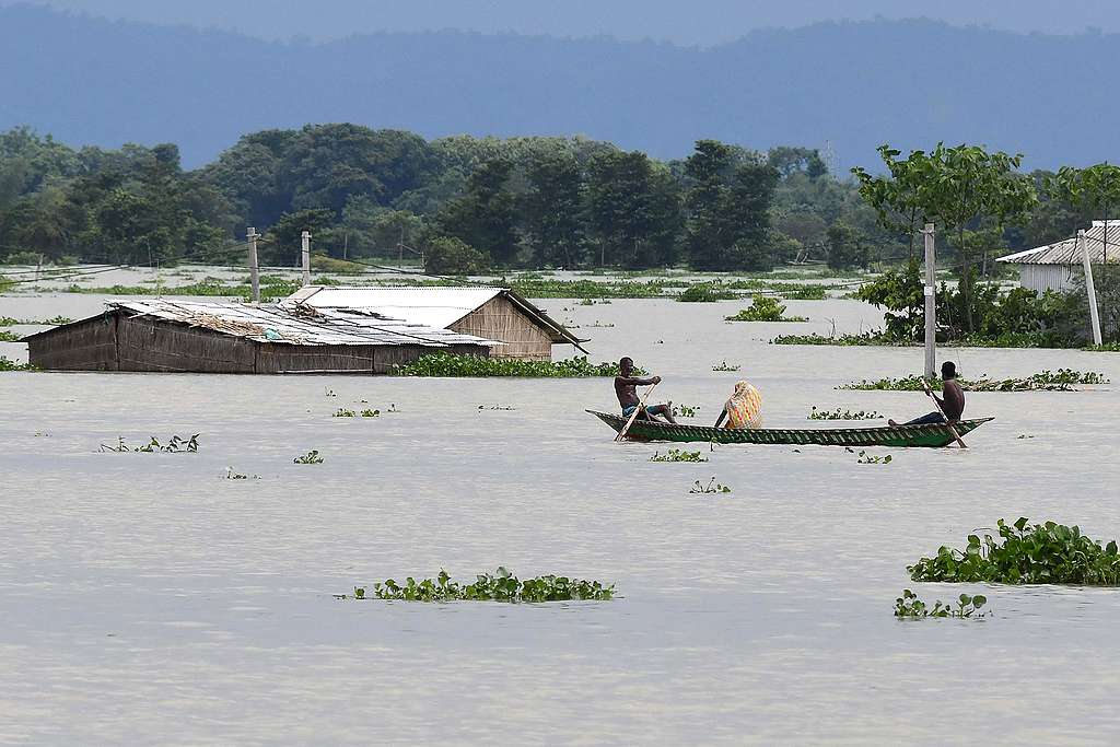 2020年7月14日，印度阿薩姆州莫里岡縣（Morigaon）的Gagalmari村莊，受到嚴重水患，由於水位過高，村民出門只能靠划船。