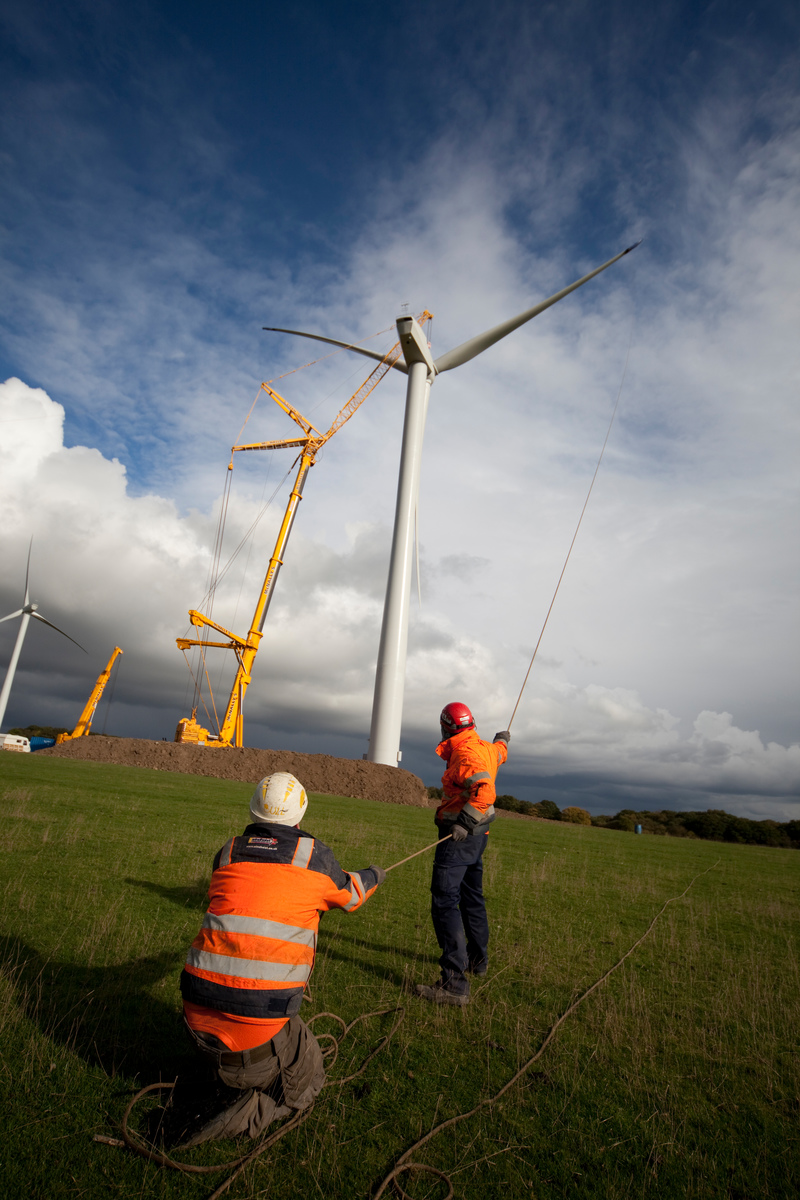 英國風能電場的工程人員，電場中共有十座風電機。