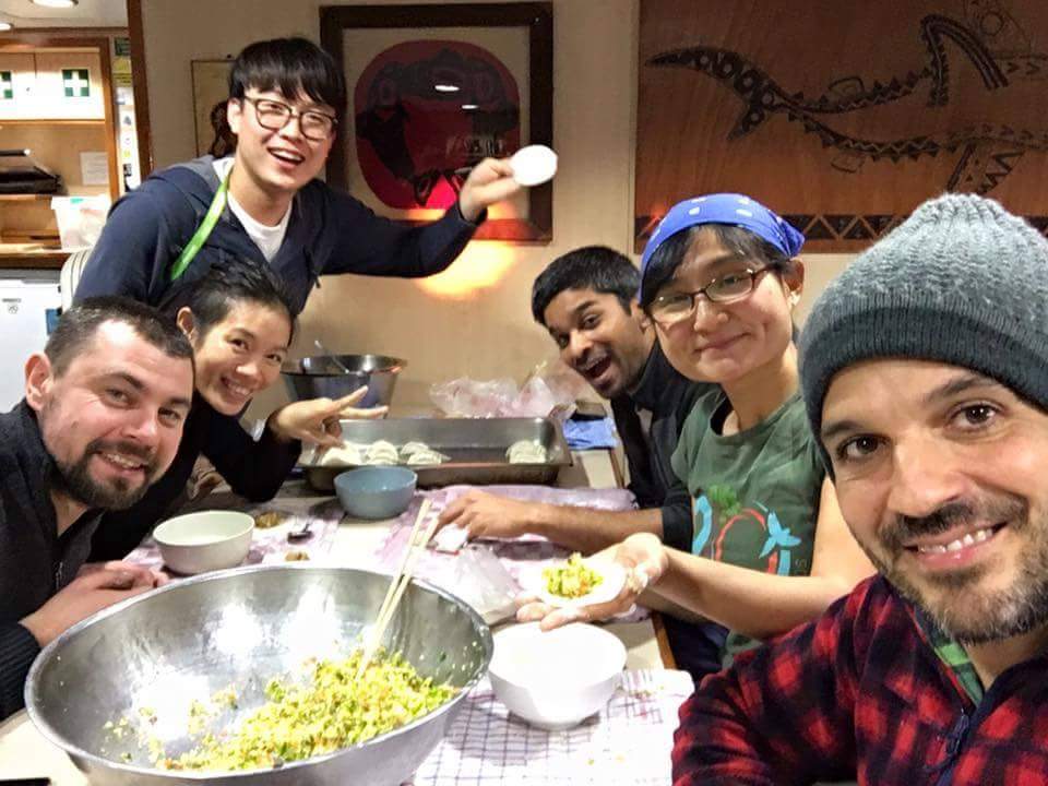 小豚(黃懿萱)在船上與船員們一起包餃子。