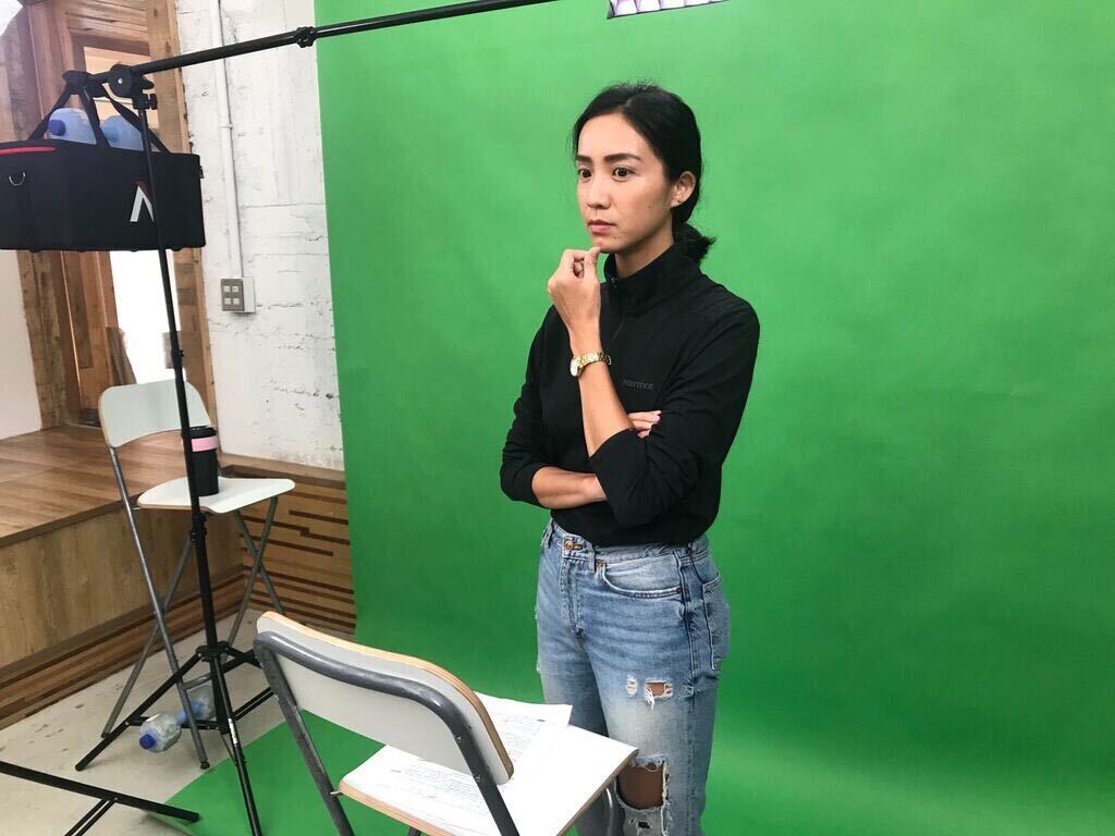 Green Voice主持人Lena正在消化腳本內容,準備錄製節目。