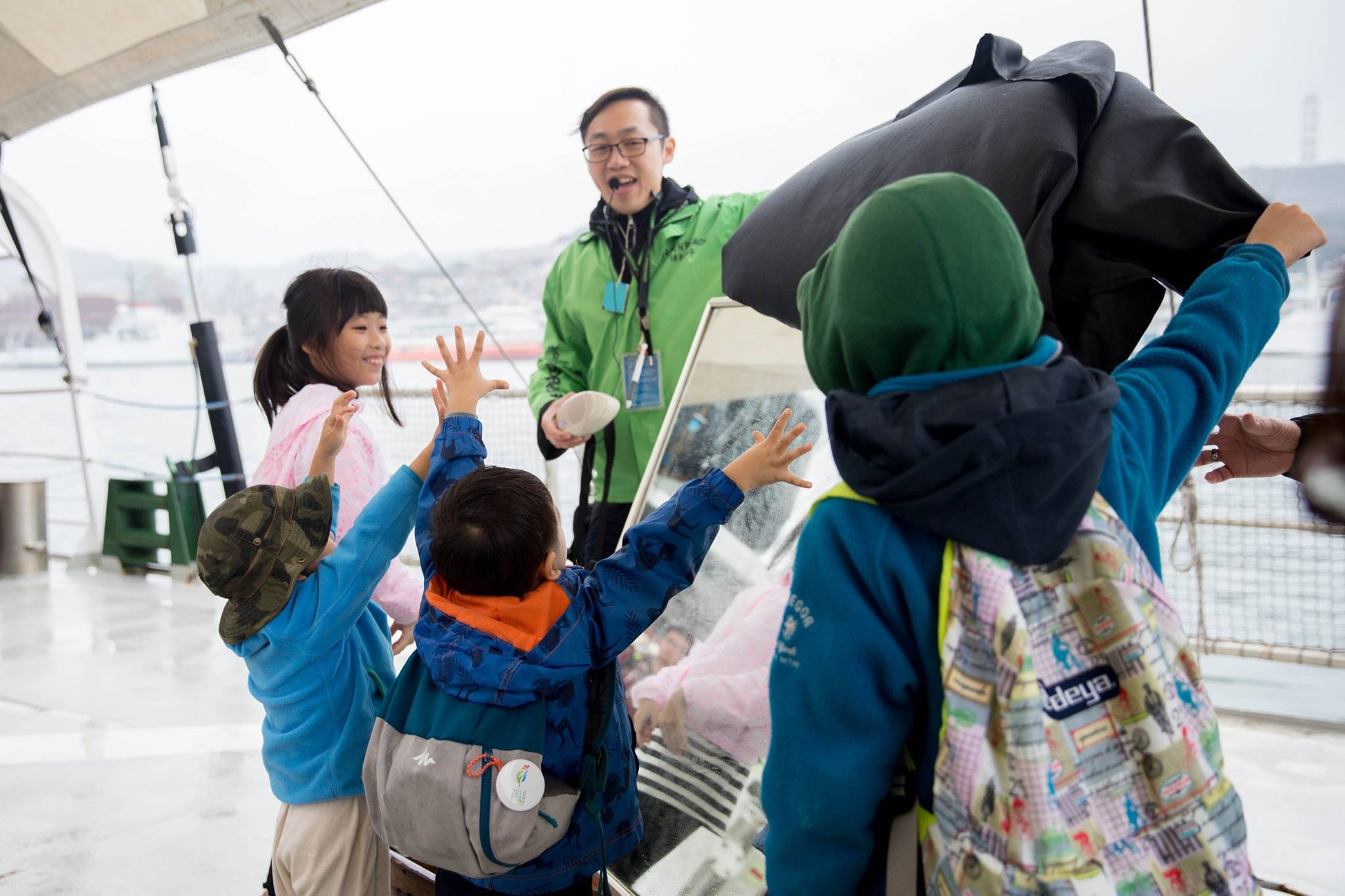 綠色和平船艦彩虹勇士號來臺期間，開放民眾上船參觀、了解海洋垃圾專案，潘定澤為孩子們解說塑膠垃圾問題。