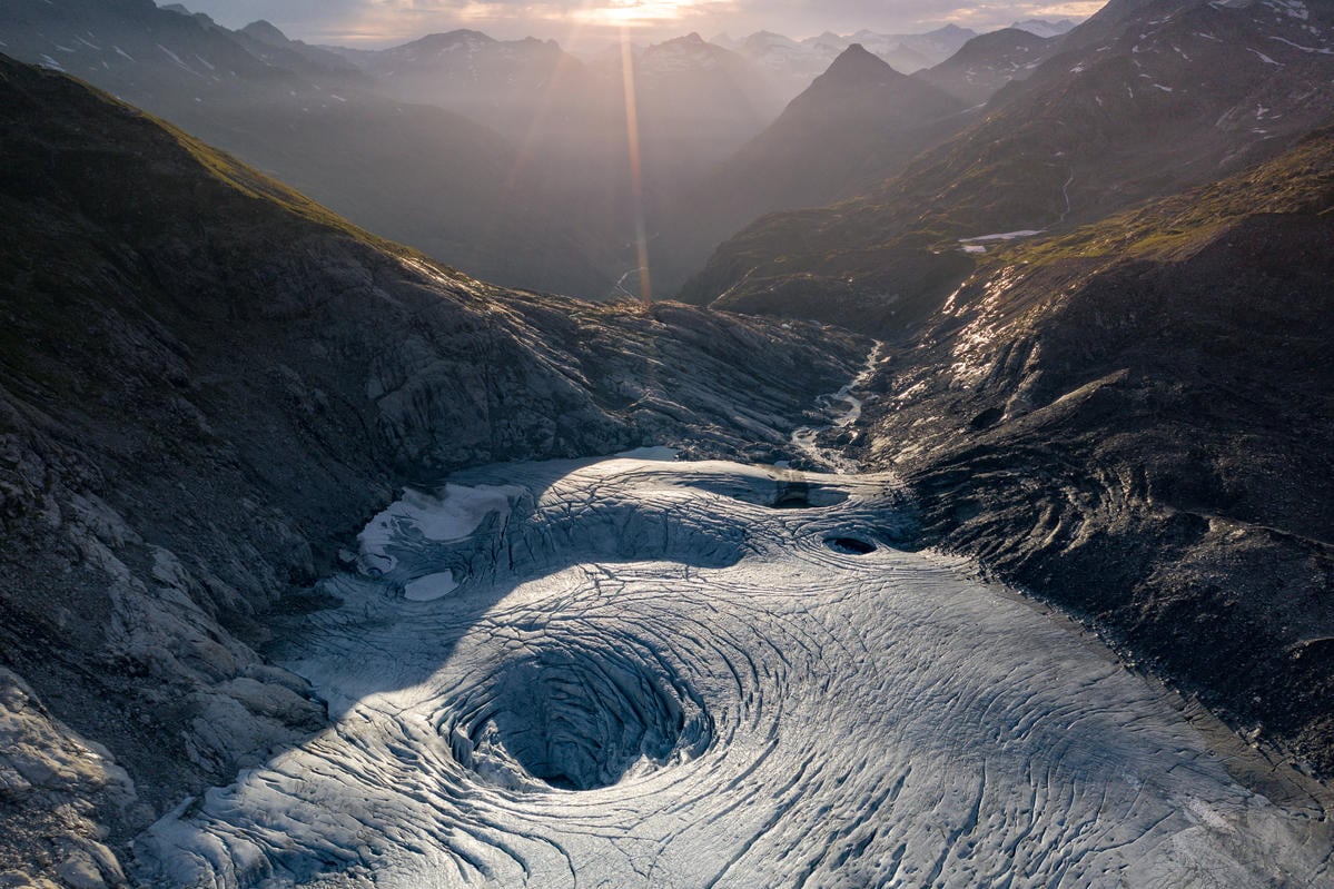 因氣候變遷的影響，在奧地利的 93 個冰川中，有 89 個正在消退中。而在過去 100 年間，因為氣溫升高及降雨、降雪形式的改變，已有 50% 的高山冰川消逝。