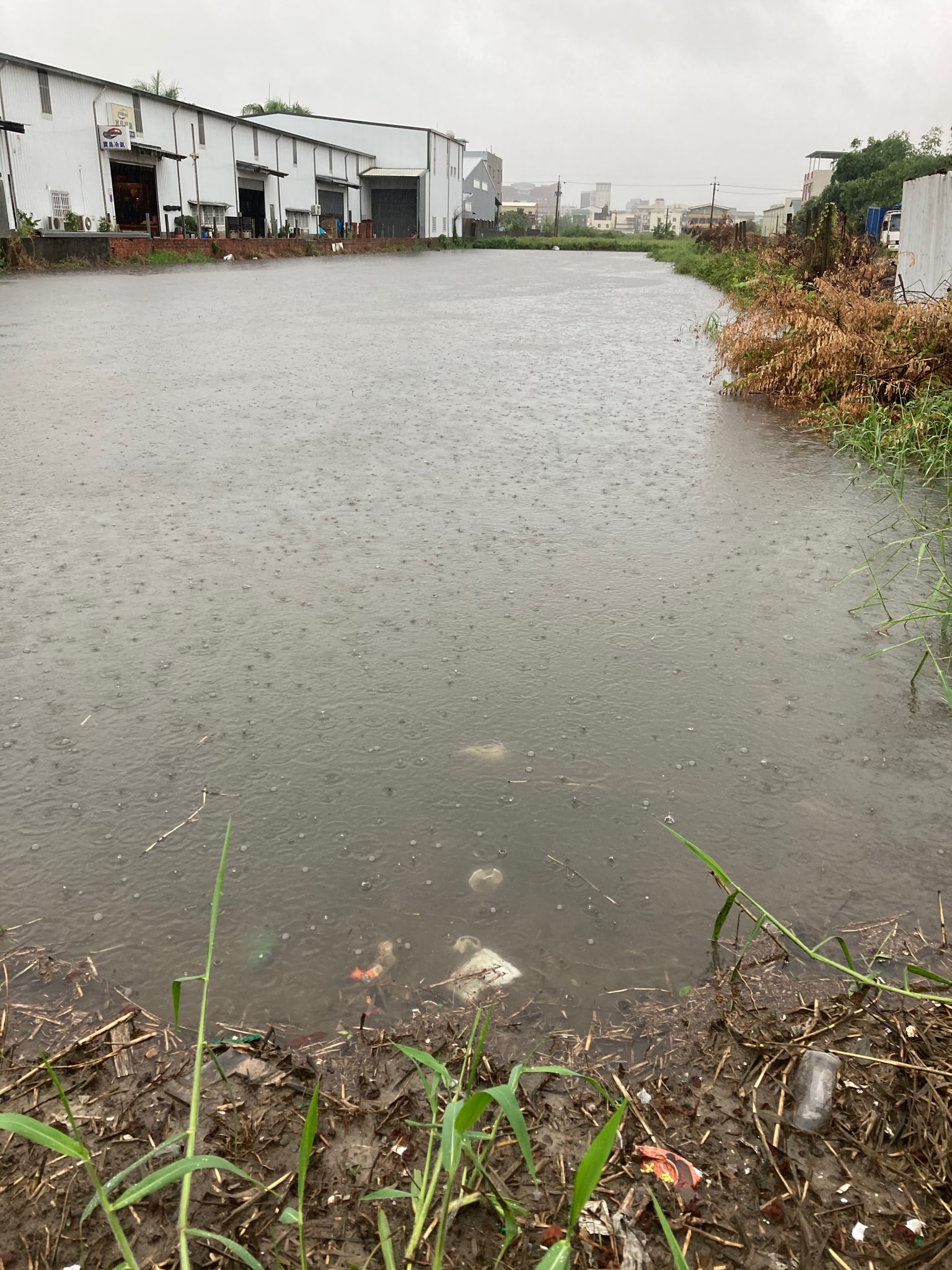 2020年5月,強降雨造成臺南低窪地區積水難退。