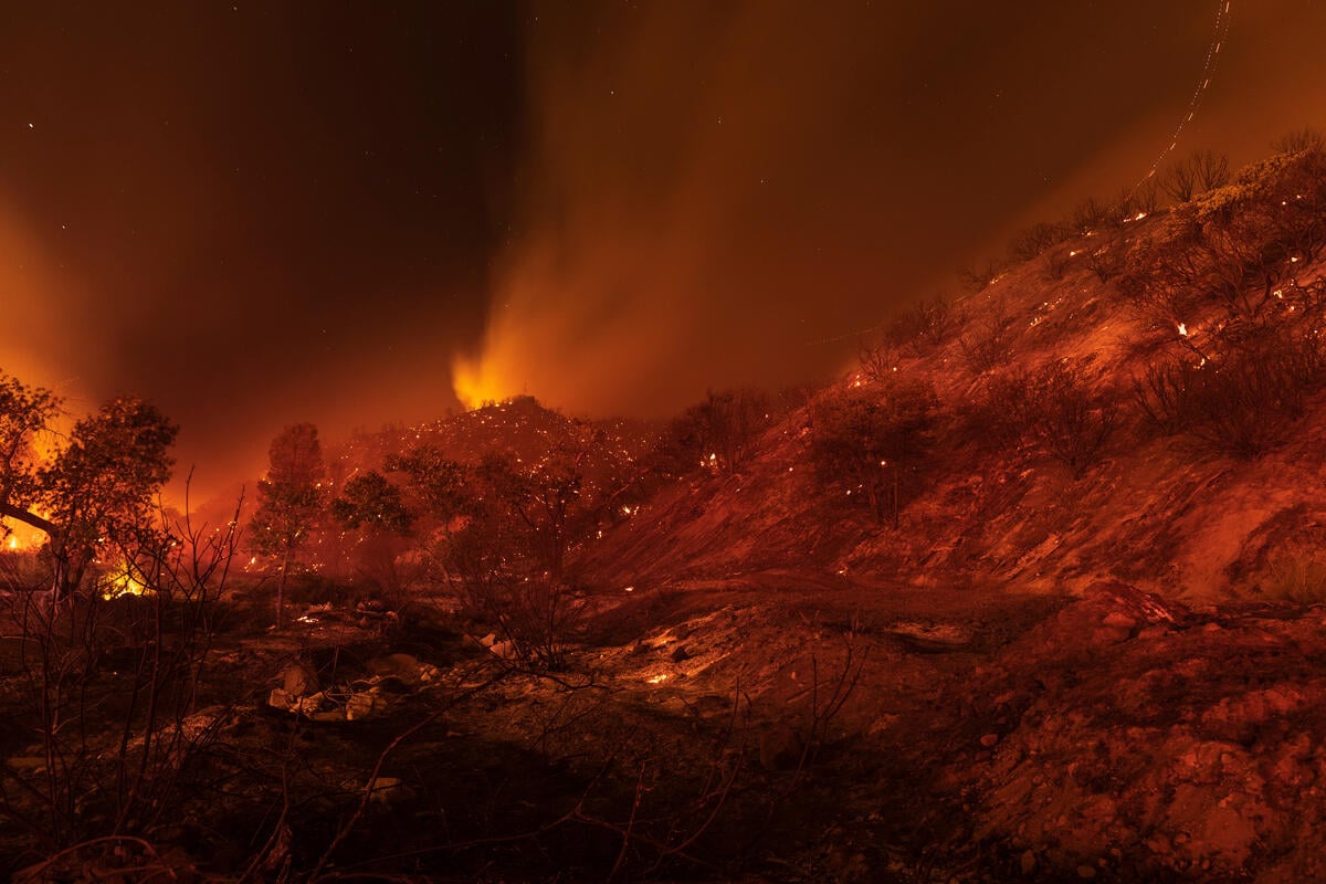 2020年8月20日，美國加洲的休斯湖附近的叢林和森林被大火吞噬，幾小時內就焚燒了至少1萬英畝的土地，數棟建築遭毀壞。