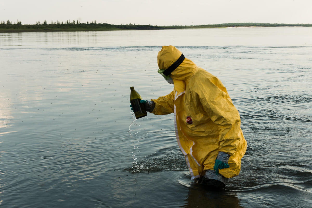 綠色和平研究員，在俄羅斯諾里爾斯市受洩油污染的河川採集水土樣本，調查漏油真相。