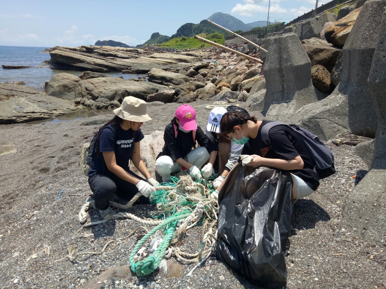 綠色和平於2020年舉辦的夏令營，帶領同學們在八斗子海邊體驗海廢快篩，隨後一起淨灘。