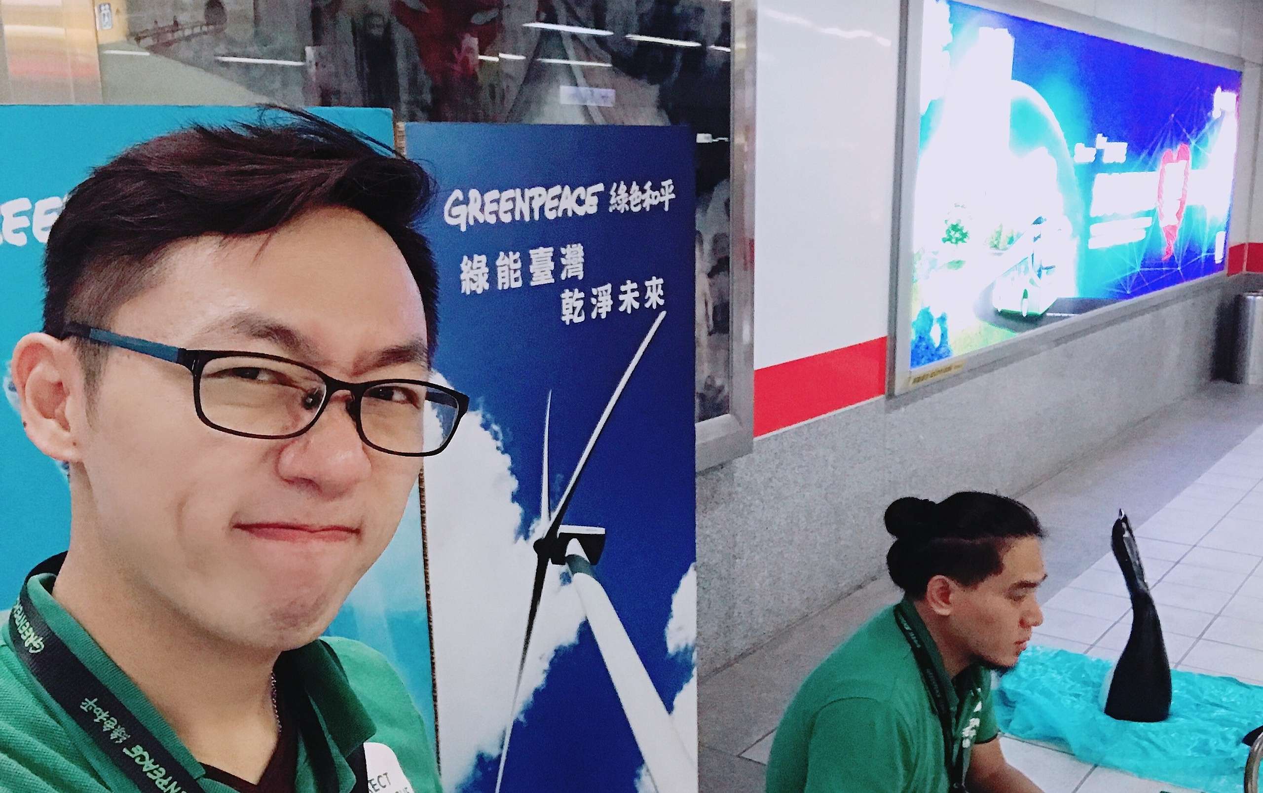 潘定澤在街頭設攤,為民眾分享氣候與能源議題,期待一起打造永續的環境與未來。