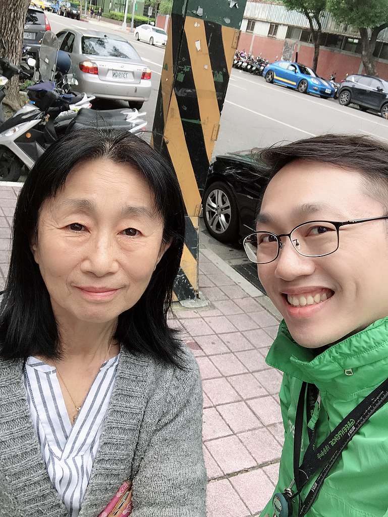 綠色和平街頭募款與教育專員潘定澤,向來往的民眾介紹環境議題,邀請支持綠色和平的工作。