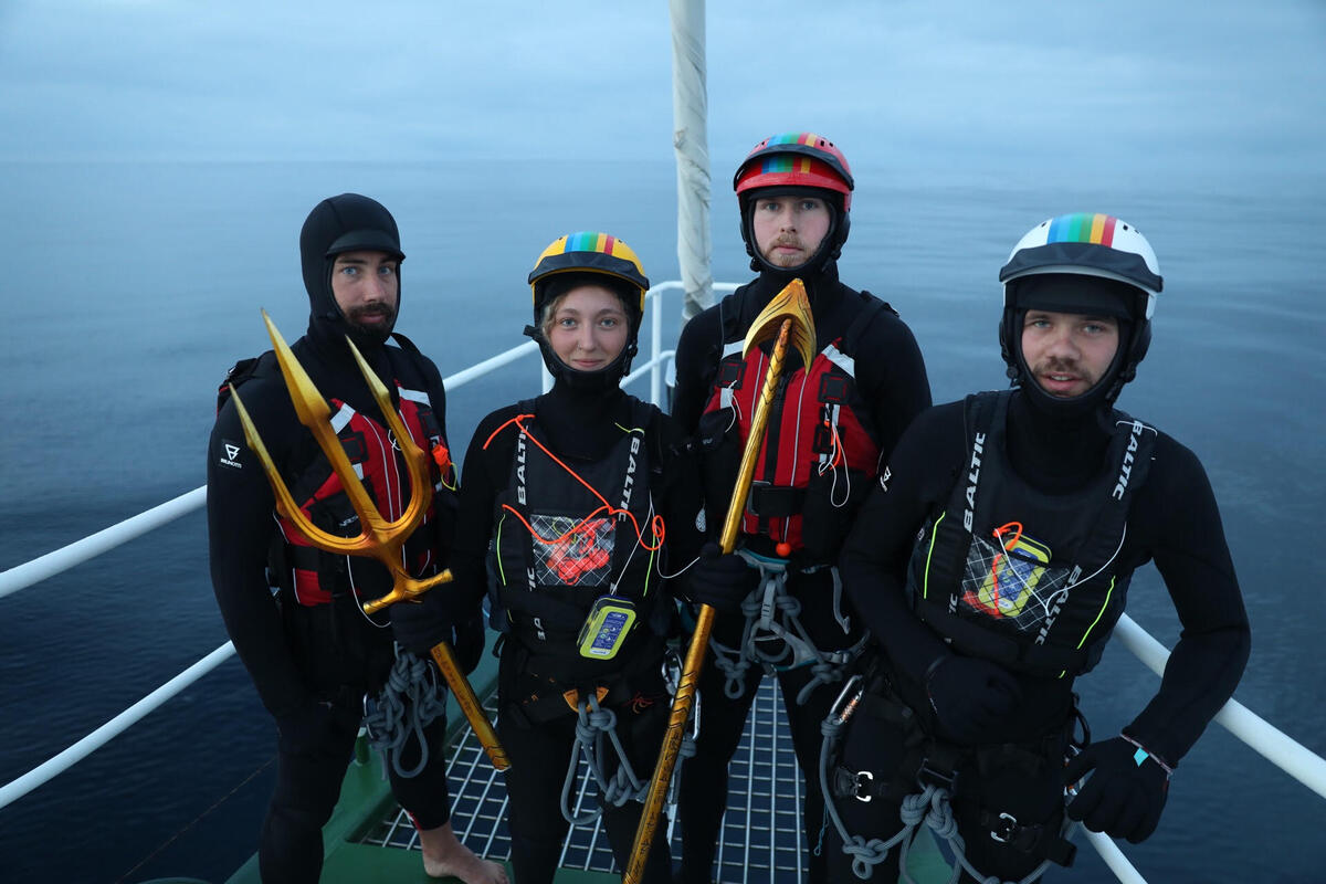 4位綠色和平行動者，於2020年8月18日，搭乘船艦「彩虹勇士號」前往北海丹麥屬區的鑽油臺，手持「水行俠」提供的三叉戟，倡議停止探勘更多石油和天然氣，呼籲保護海洋與氣候。