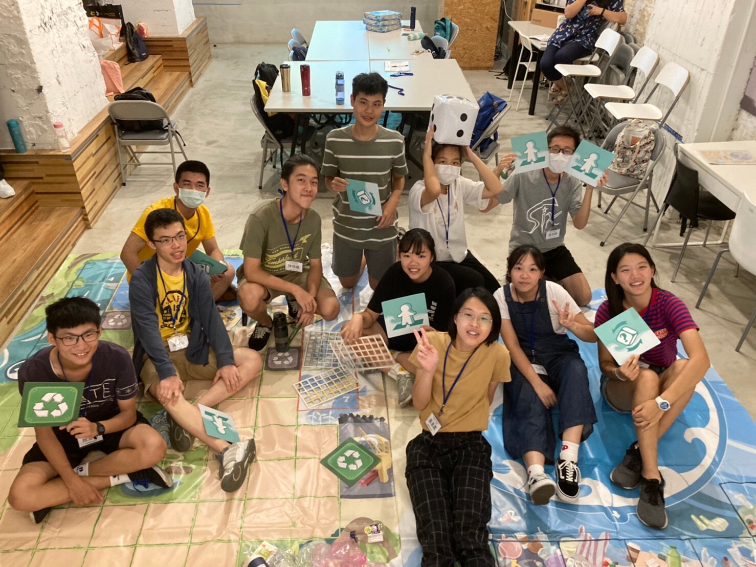 同學們一起玩《海洋危機》桌遊,以寓教於樂的方式關心珍貴海洋。
