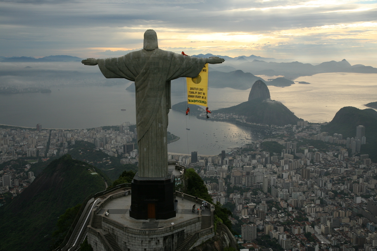 2006年，綠色和平巴西辦公室行動者，爬上熱內盧基督雕像，懸掛布條倡議政府應守護全球生命多樣性。