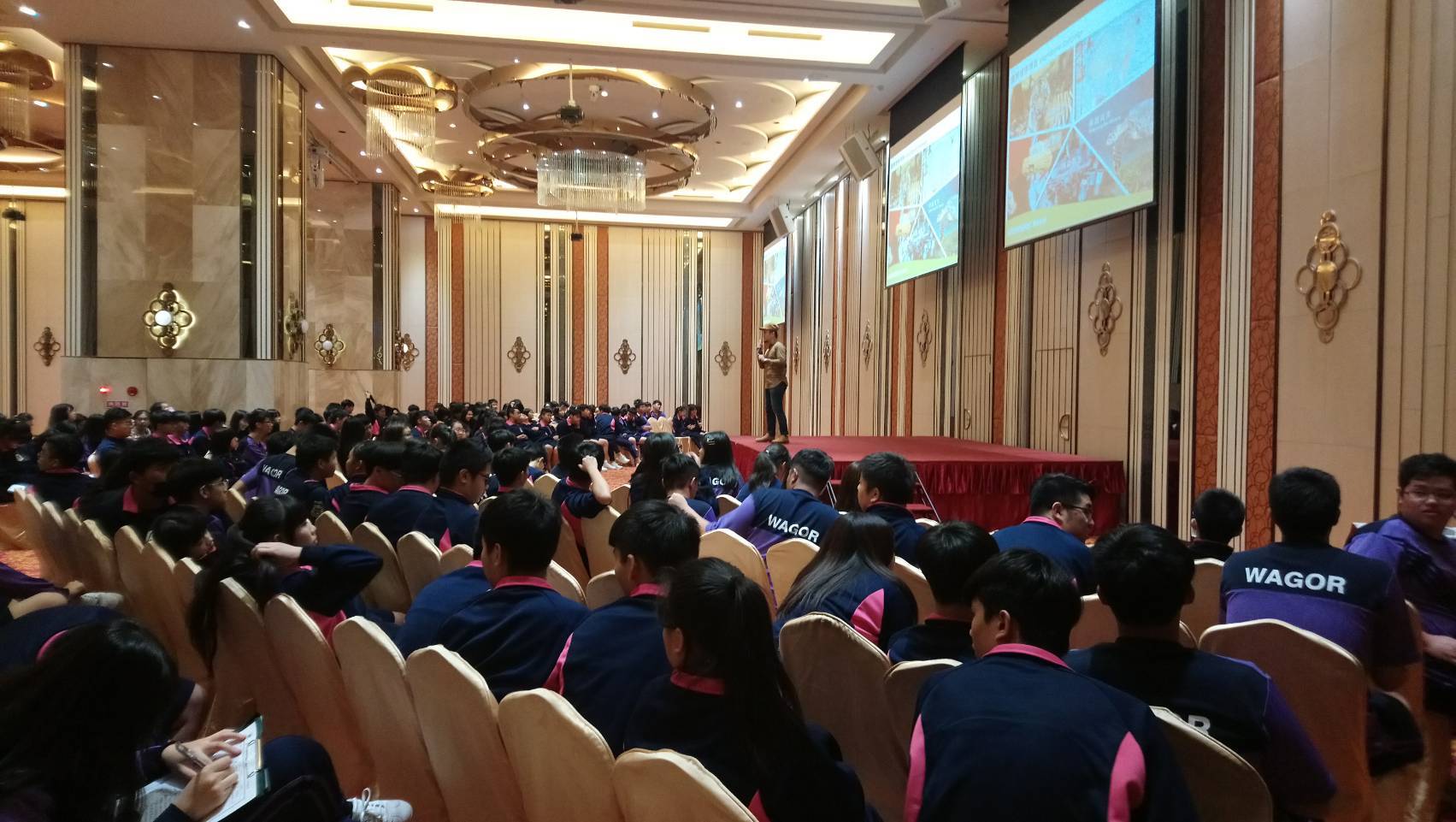 綠色和平公眾動員暨發展主任余宸緯,於葳格高中演講,分享環境議題。