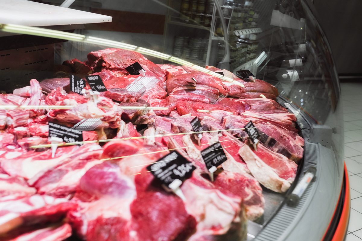 加工肉品有絕大部分是由工業化農場所提供，包括熱狗、火腿、香腸等，這背後隱藏著許多環境成本。