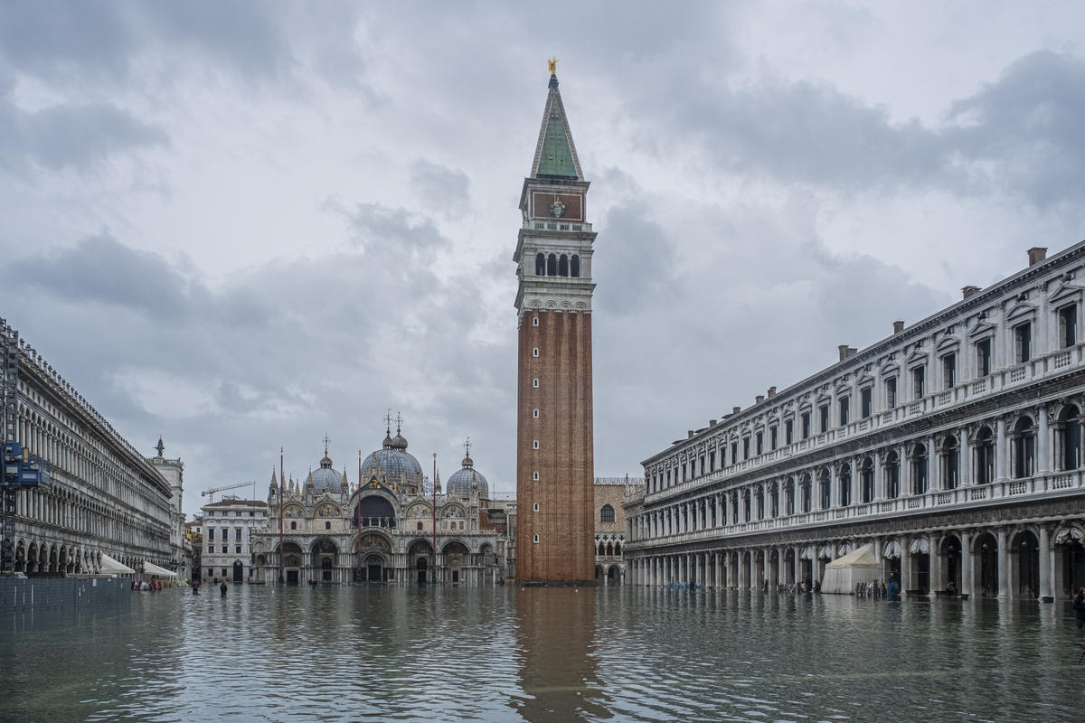 蘊含豐富文化遺產與人文藝術的「水都」威尼斯，為義大利氣候風險最高的城市，2019 年，海平面上升高達187公分，不僅威脅當地居民的人身安全，更為歷史文物的保存帶來損害。