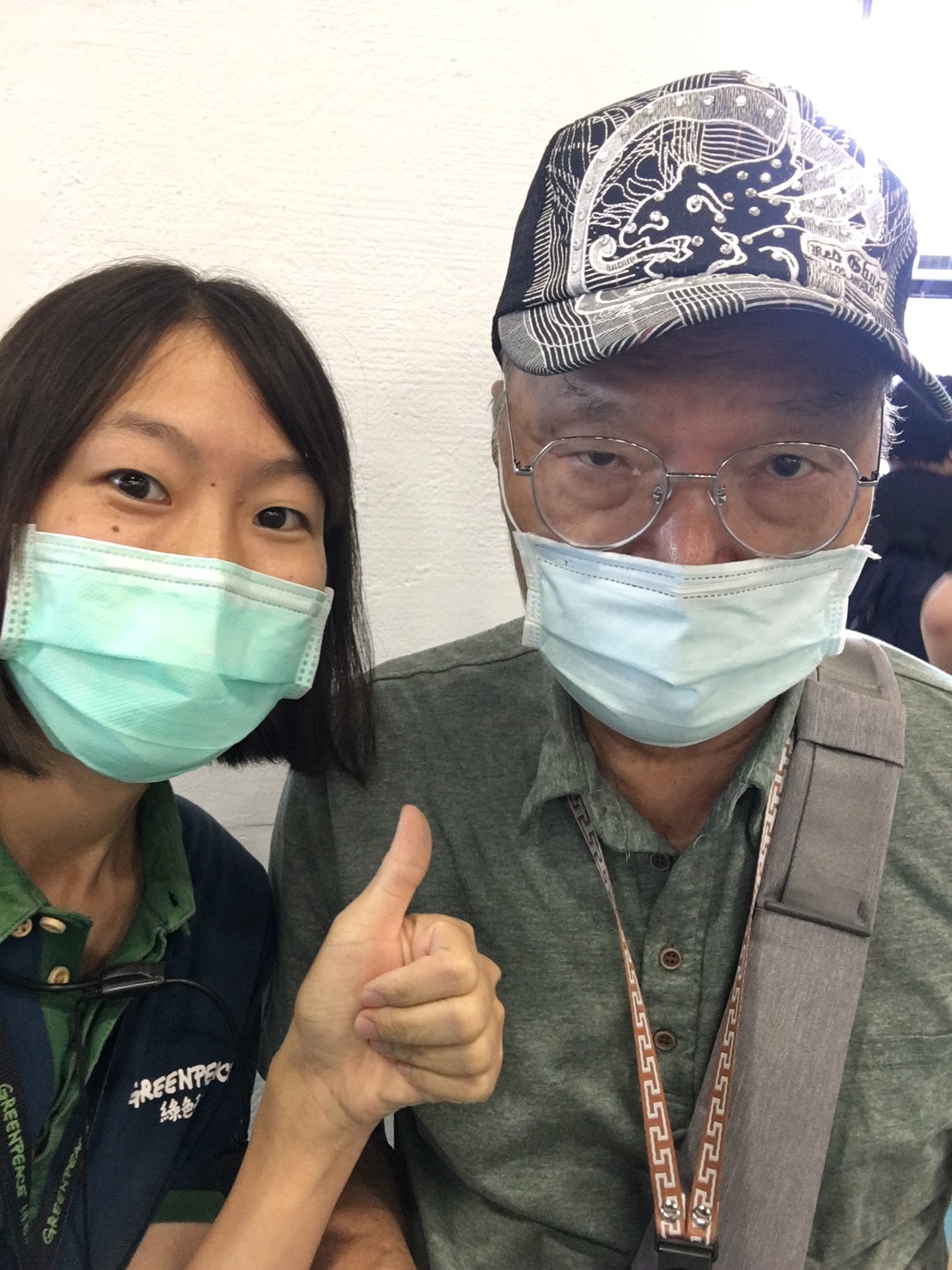 林佳寗與一樣關心環境,停下腳步聆聽說明的民眾。