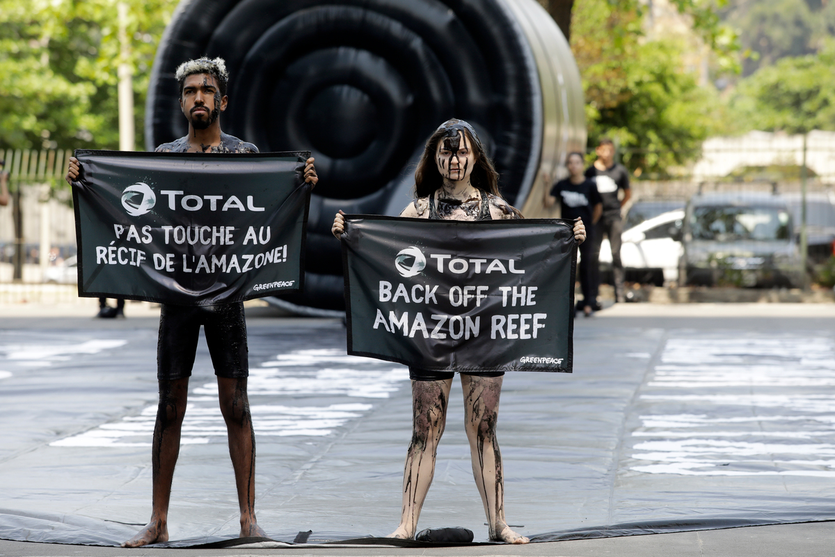 綠色和平行動者於法國達道爾石油公司（Total）巴西辦公室門外，重現油污禍害，最終促使巴西當局駁回鑽油申請，成功守護亞馬遜河口的珊瑚礁。