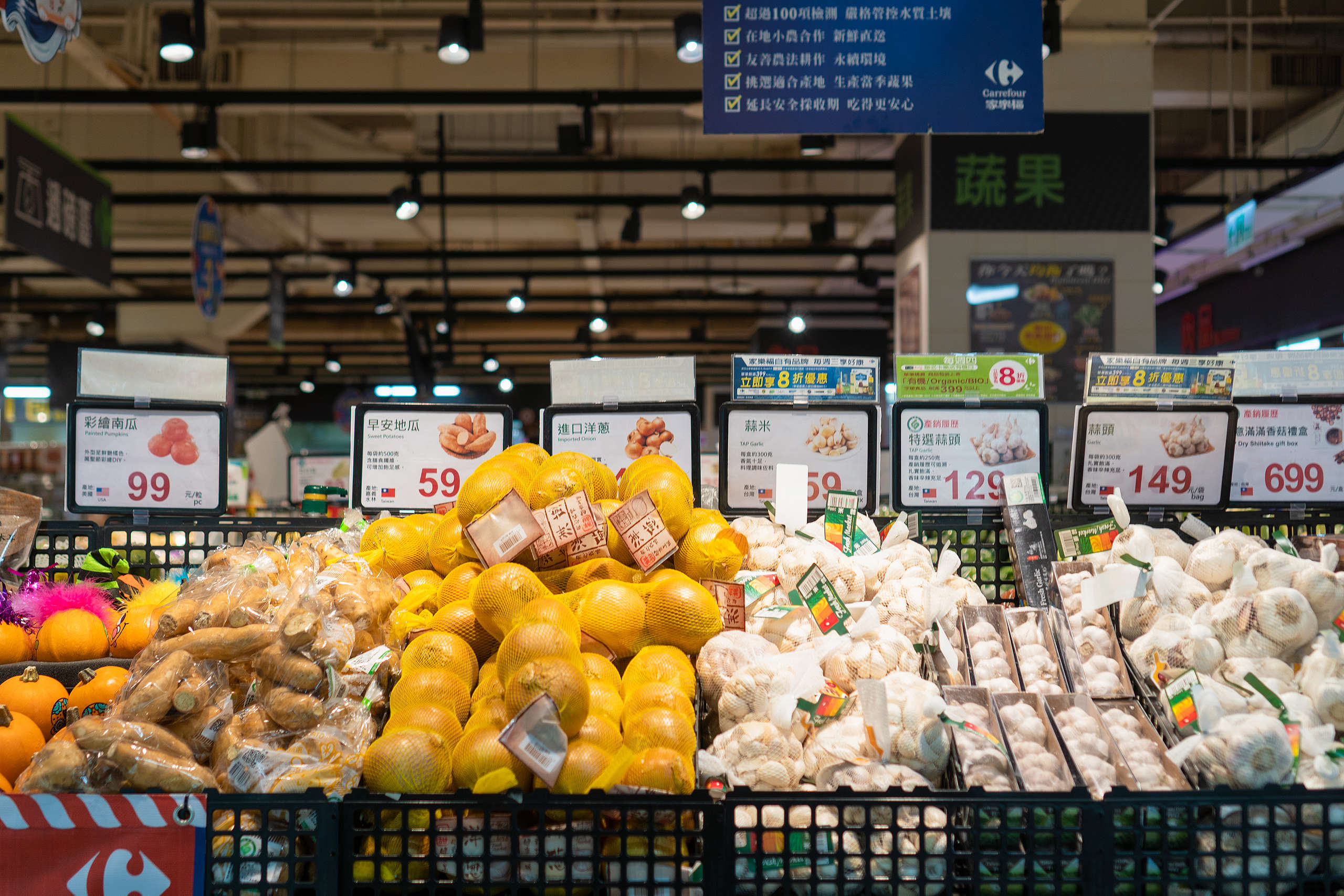 目前臺灣主要零售通路所販賣的產品多以塑膠包裝為主，且並未承擔後續回收處理的責任，每年產出上萬公噸的塑膠廢棄物，由全民買單。