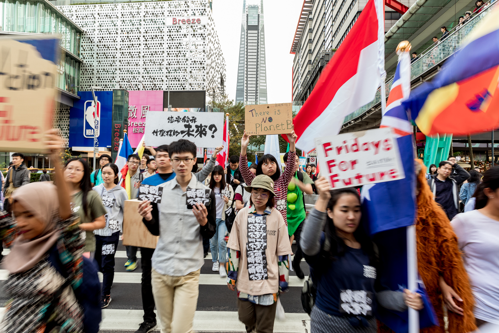 綠色和平與超過100位來自15個國家、20所學校的學生與青年，一起走上臺北街頭，舉行氣候快閃活動。