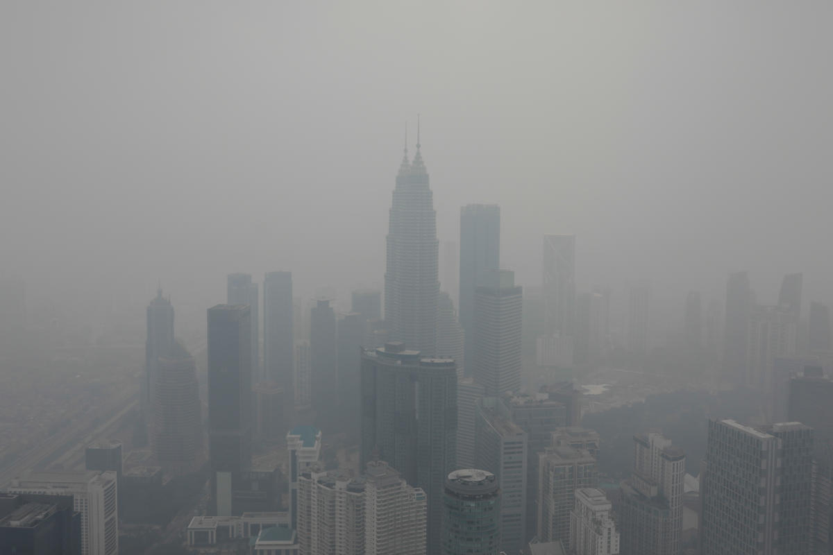 因印尼森林大火影響，馬來西亞吉隆坡的雙子星大廈籠罩在霧霾中，而造成大火的原因之一，是部分馬來西亞及新加坡公司為種植油棕櫚及紙漿林大量焚燒森林。