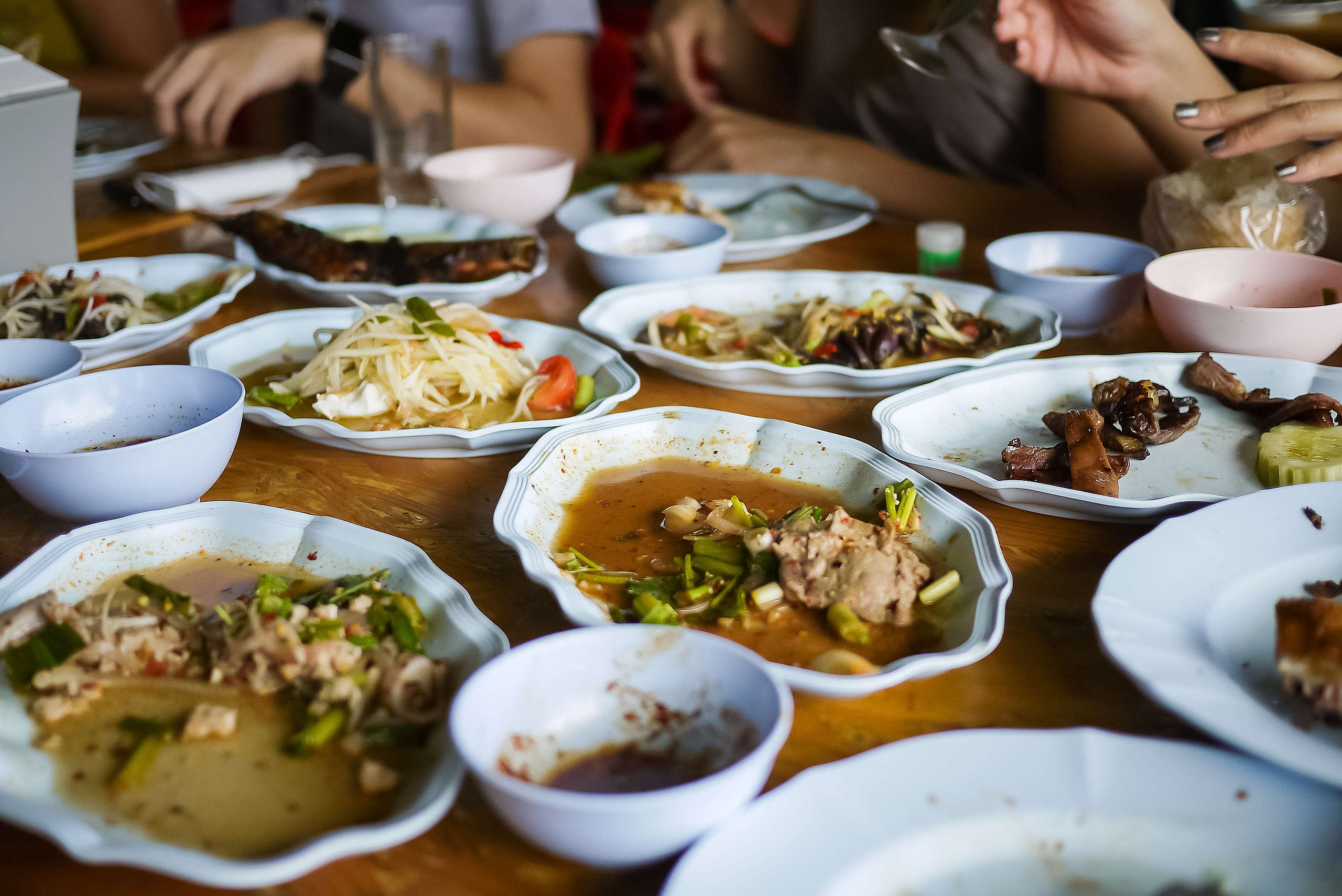 全世界每年約有 13 億噸食物被丟棄或浪費，其中逾 5 成的食物浪費集中在餐廳及消費者端。