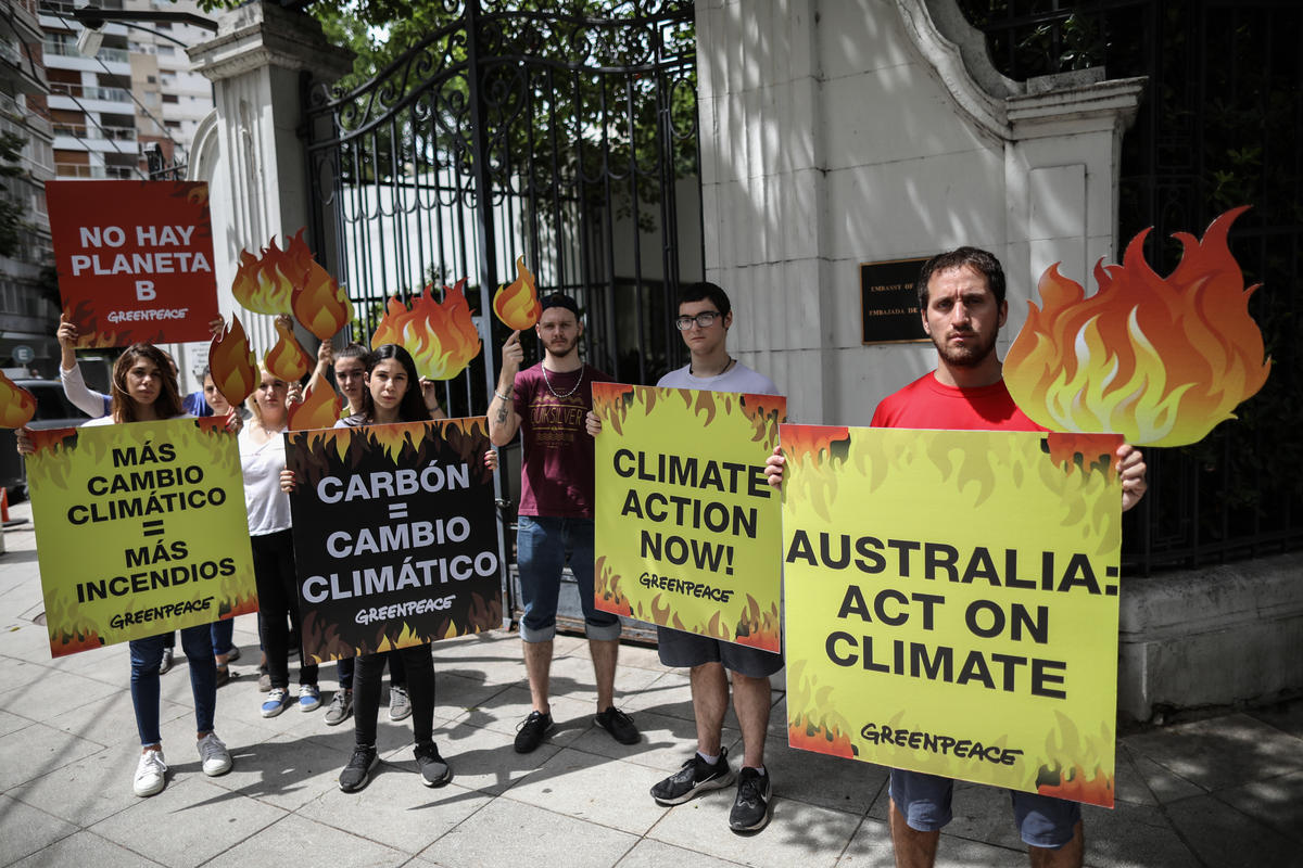 阿根廷辦公室行動志工前往位於布宜諾斯艾利斯（Buenos Aires）的澳洲大使館，手持標語展開對澳洲政府氣候行動不力的訴求，並遞交4萬份公民連署給澳洲大使。