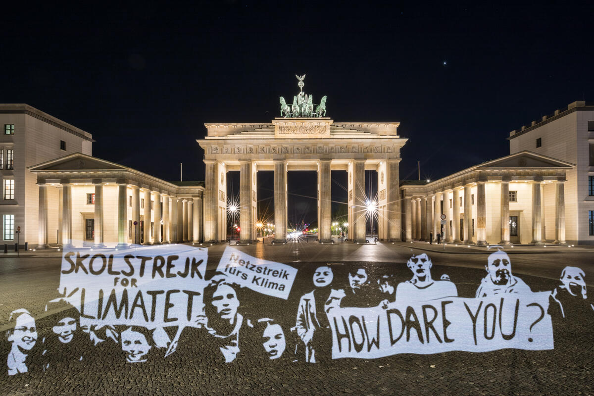德國柏林，綠色和平行動者以燈光投影方式，在疫情期間向政府倡議關注氣候危機。