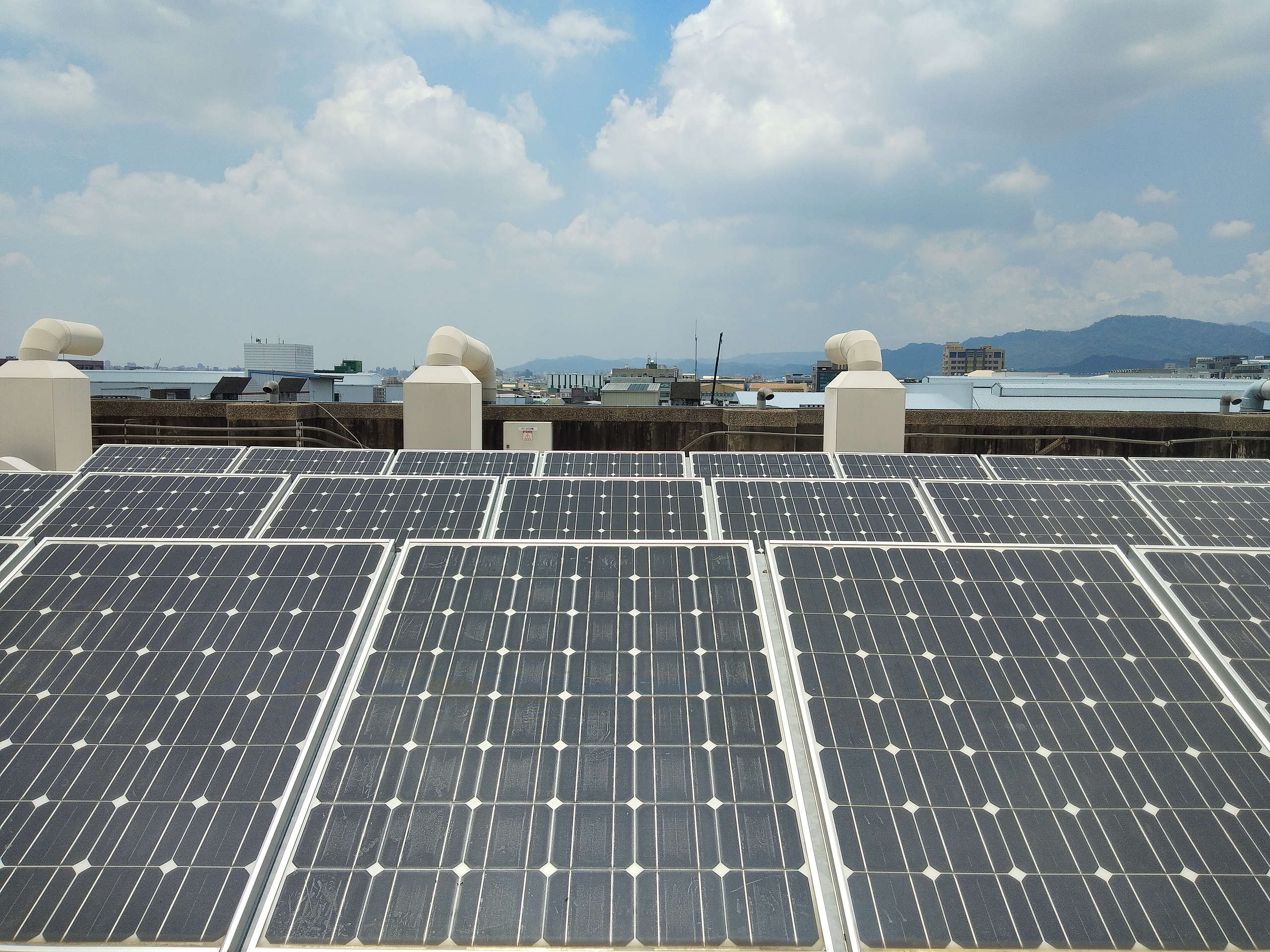 民眾可透過再生能源售電業者購買綠電，也能出租屋頂架設太陽能板，達到投資再生能源的目的。