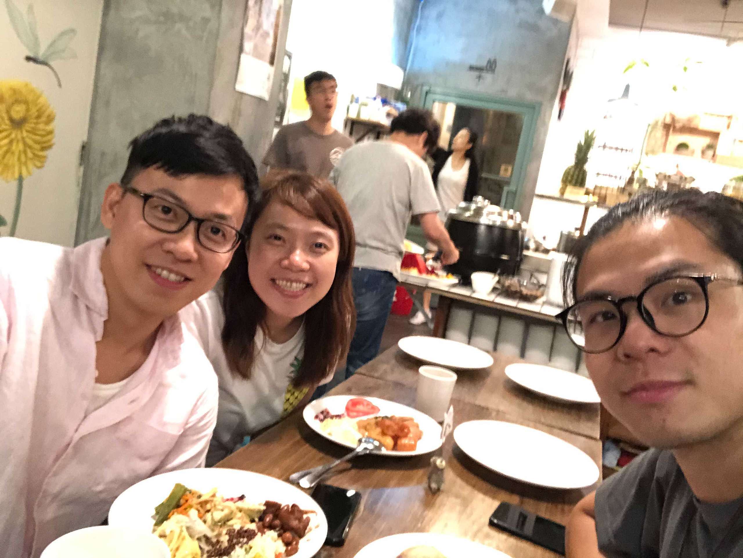 擔任綠色和平街頭公眾參與統籌的大魁(左一),邀請香港同事一起去當地吃到飽素食餐廳,即便沒有素食習慣的人,也能大快朵頤。