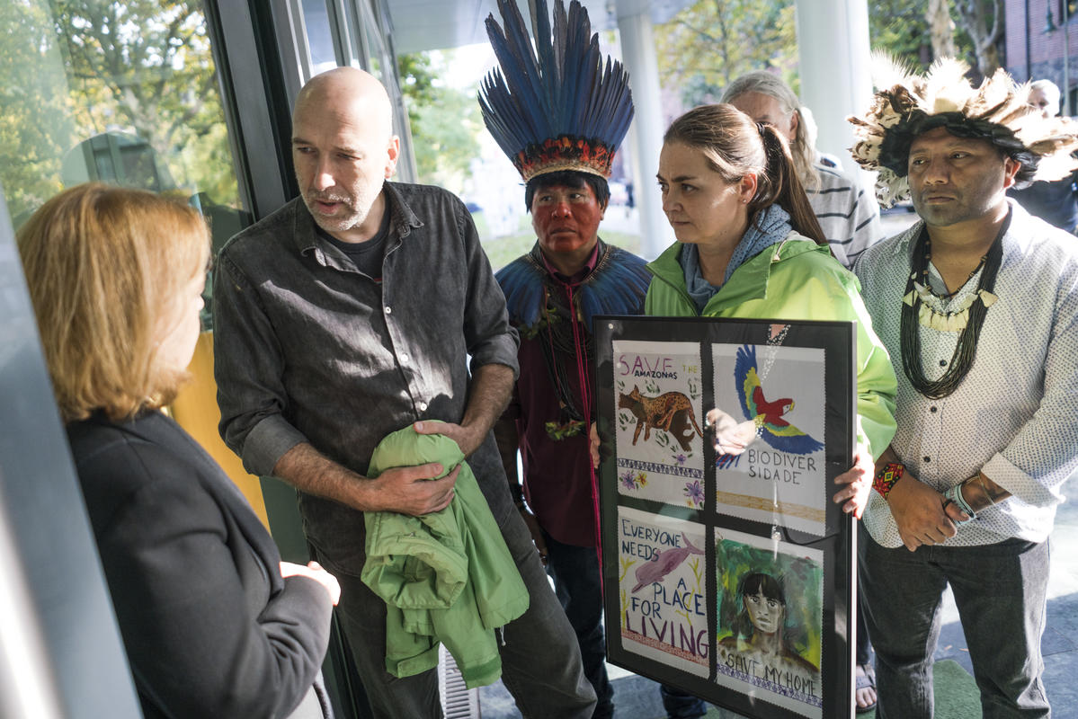 2019年10月，綠色和平陪同卡里普納原住民前往德國柏林的巴西大使館，要求當局協助守護亞馬遜雨林及巴西原住民的權益。
