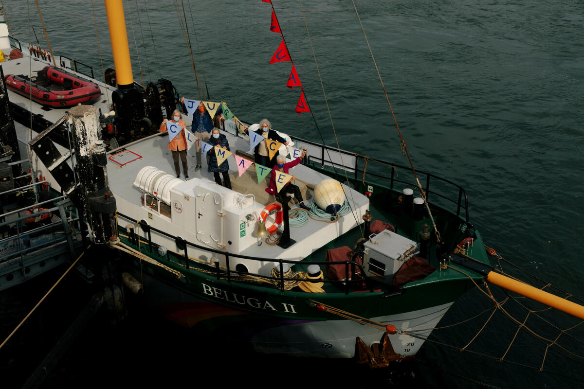 為氣候發聲的「年長婦女氣候保護協會」成員，搭乘綠色和平船艦「白鯨號」來到法國史特拉斯堡，向歐洲人權法院遞交起訴書。