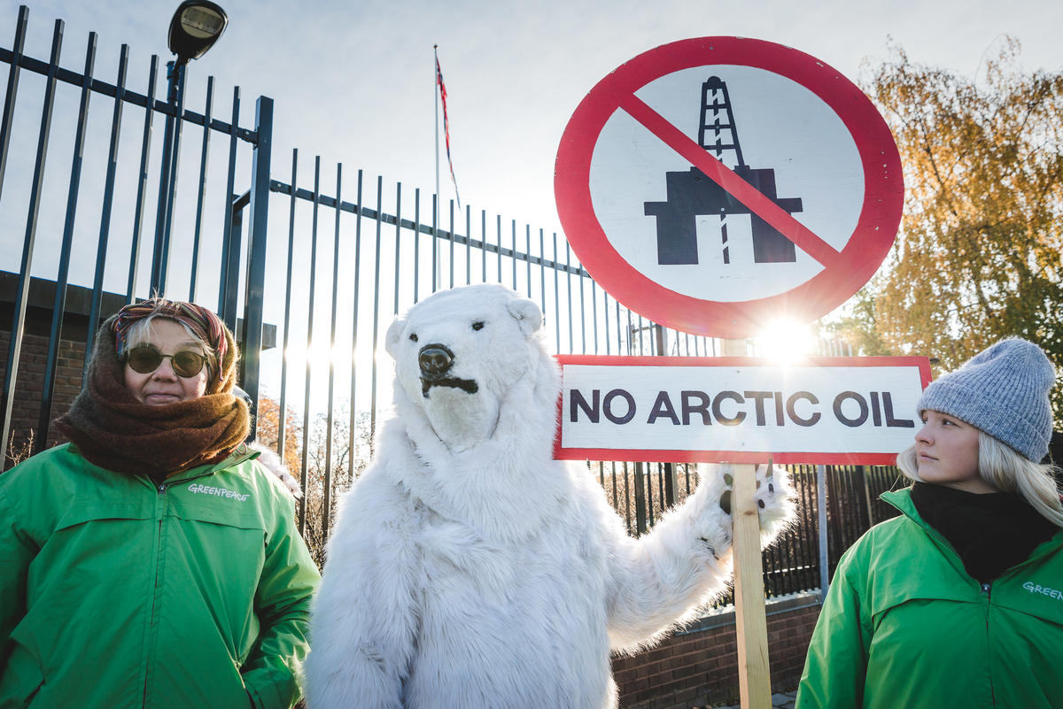 綠色和平瑞典辦公室行動者將全球54萬人連署反對鑽油的心聲，交給駐瑞典挪威大使館，要求停止助長氣候變遷。
