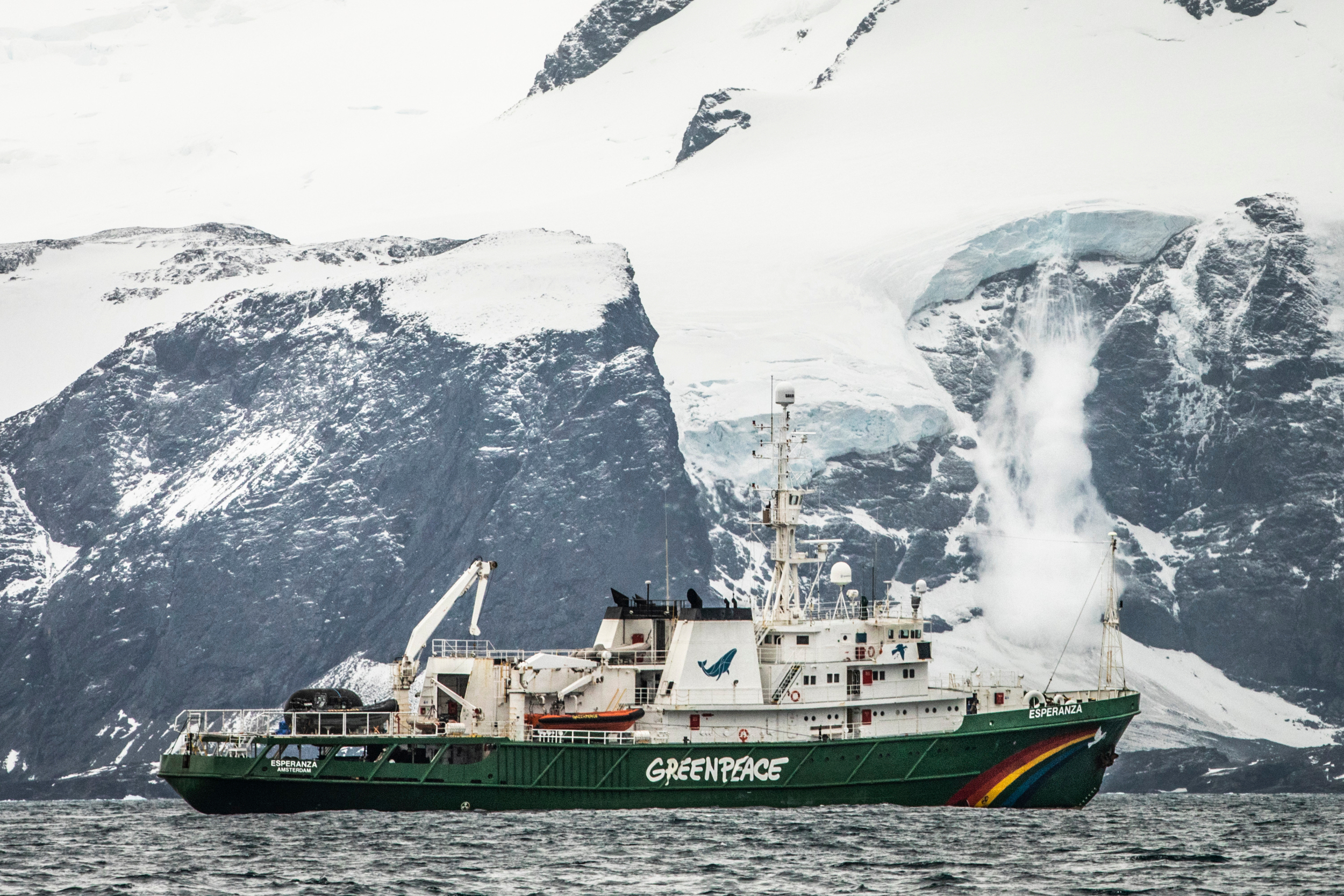 參與「守護海洋之旅」的綠色和平船艦希望號，正行經南極南奧克尼群島（South Orkney Islands）。這趟長達一年，從北極到南極，跨越大西洋的航程，是綠色和平有史以來規模最大的一次探險，旨在實地見證、記錄，並帶回科學數據，向世人展現海洋生態現況，以及正在面臨的威脅。
