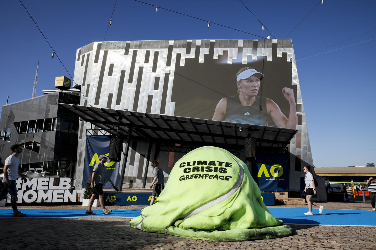 2020年1月，氣候變遷引發的澳洲大火導致嚴重空污，可能影響網球公開賽球員的健康。綠色和平行動者設置大型融化網球於球場外，倡議當局正視氣候危機。