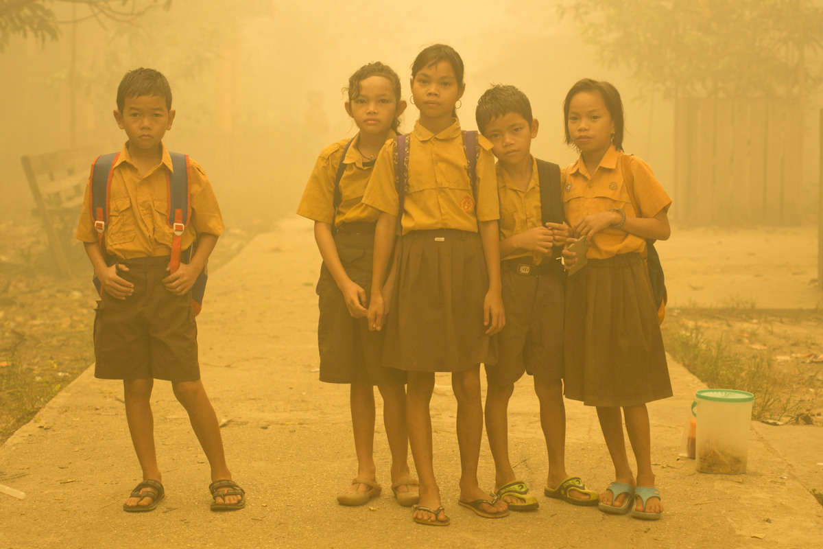 長期生活在有毒霧霾與空氣污染中，使印尼孩童在新冠病毒疫情期間的死亡率遠高於東南亞其他國家。