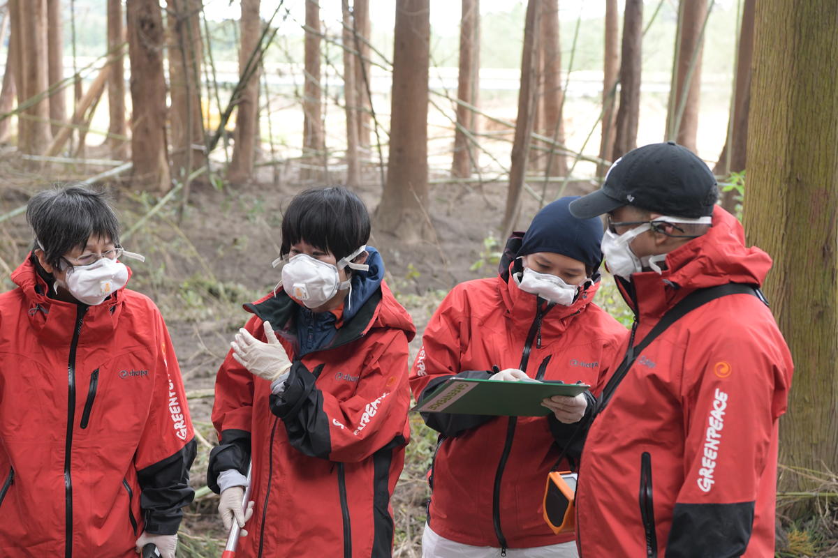 鈴木一枝（左）、張海榮（右二）及 Ray（右）2019年10月於福島共同參與核輻射檢測工作。