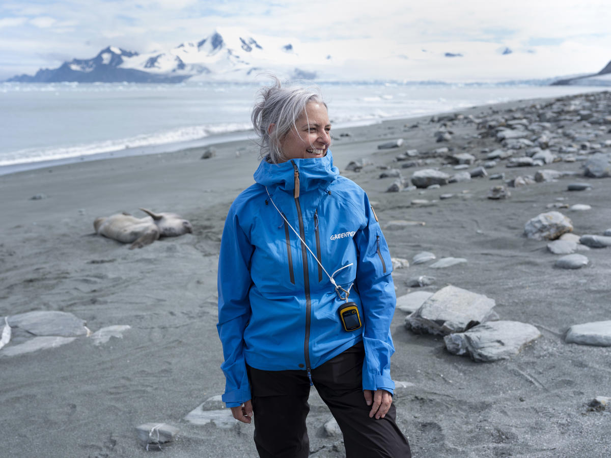 2020年1月,生態學教授Kirsten Thompson於南極進行化學物研究,採集樣本調查人類對自然生態影響現況。