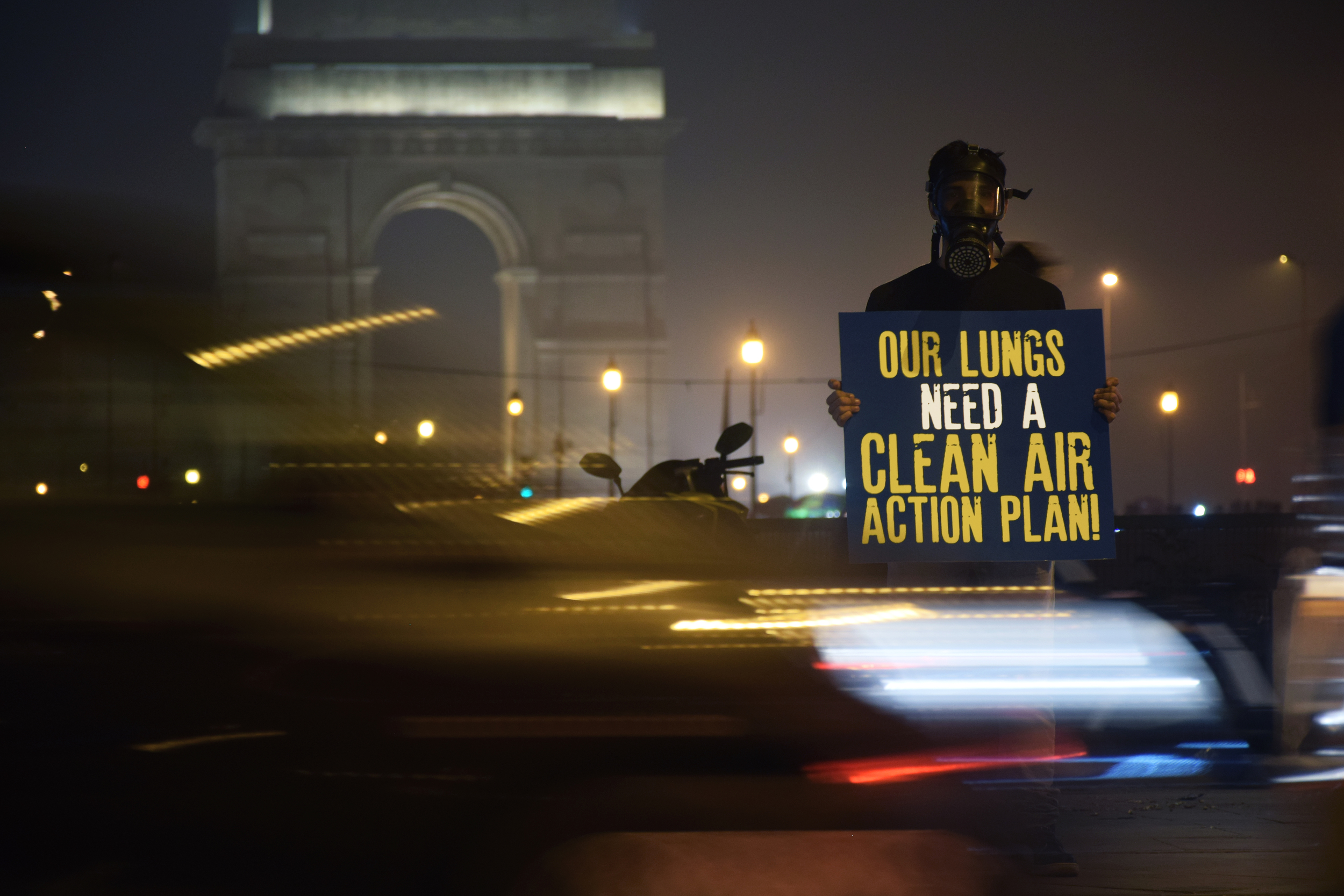 2017年綠色和平行動者在印度新德里手執「Our Lungs Need A Clean Air（我們的肺需要乾淨空氣）」標語，要求印度政府重視空氣污染對人民帶來的健康危機。
