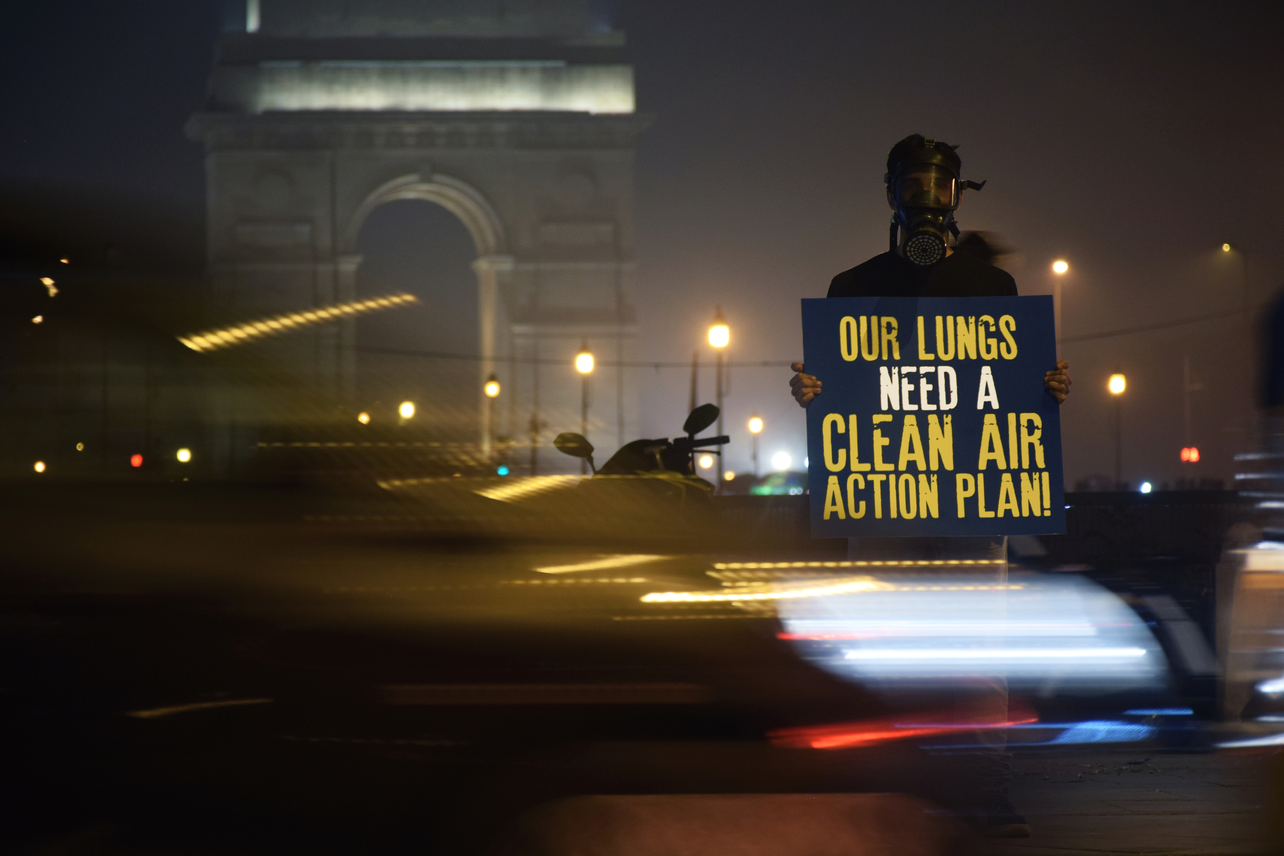 2017年綠色和平行動者在印度新德里手執「Our Lungs Need A Clean Air(我們的肺需要乾淨空氣)」標語,要求印度政府重視空氣污染對人民帶來的健康危機。