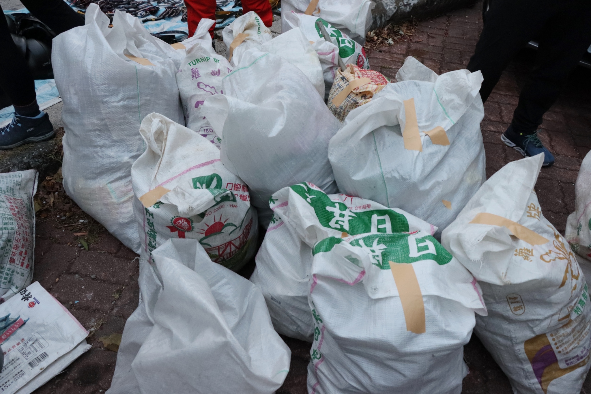 歷經7小時，志工們自山谷清理了210公斤的垃圾，並將垃圾分類打包，運至山下處理。
