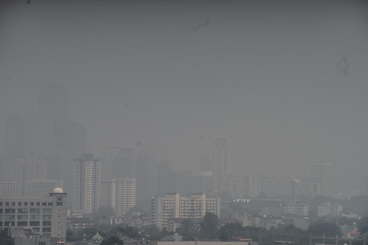 印尼雅加達由於交通運輸和周圍燃煤電廠造成的污染，使該地空氣品質變得越來越差。