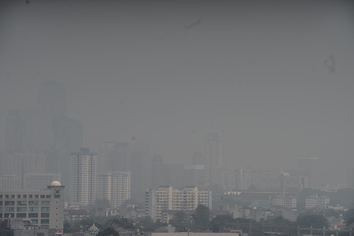印尼雅加達由於交通運輸和周圍燃煤電廠造成的污染,使該地空氣品質變得越來越差。
