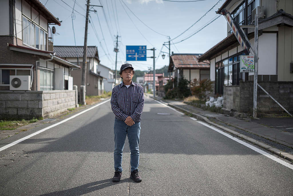 安齋先生與空蕩的街道，他從沒想到十年前的平靜生活在一場核災過後，再也回不去了。
