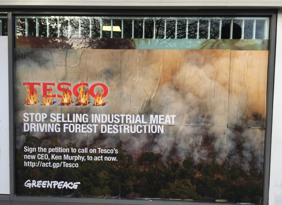 2020年底綠色和平英國辦公室的守護森林行動，在當地連鎖超市貼上海報，要求停止銷售工業肉品並與森林破壞者撇清關係。© Greenpeace