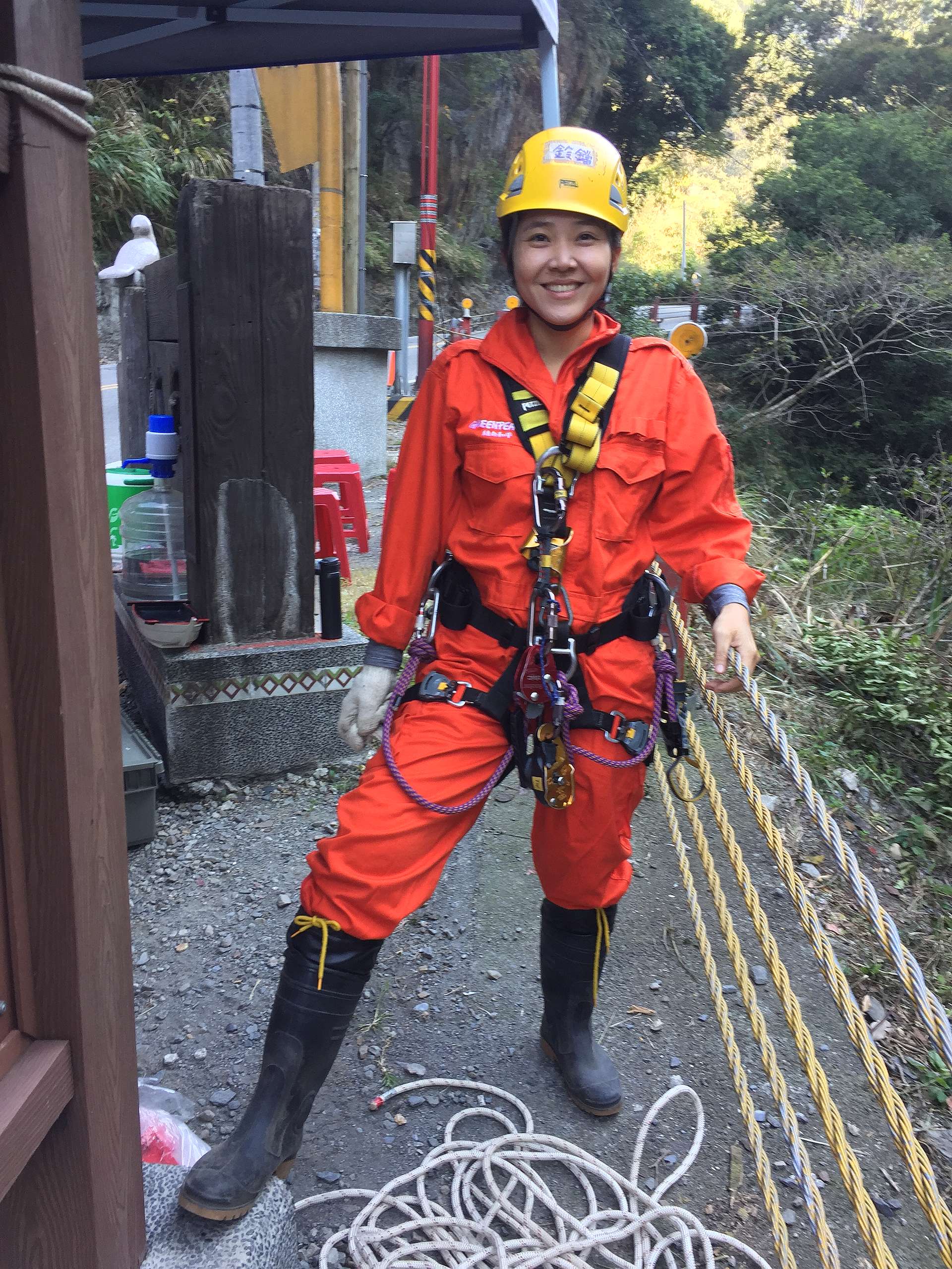 2017年，鈴噹參與人止關淨山行動，擔任攀爬隊的工作，負責垂降至懸崖，清ˇ理被丟棄在山谷的垃圾。© Chia-Ling Lu / Greenpeace