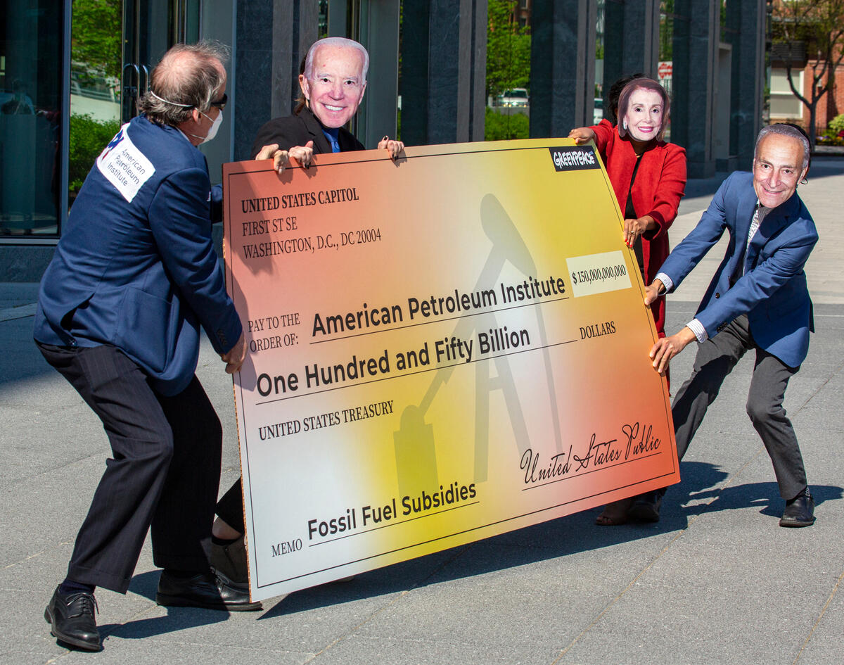 綠色和平向美國石油學會總部遞交了一張由納稅人提出的「1500億美元支票」，以呼籲停止對化石燃料的補貼，並要求國會通過《終結污染者福利法》。© Greenpeace / Tim Aubry