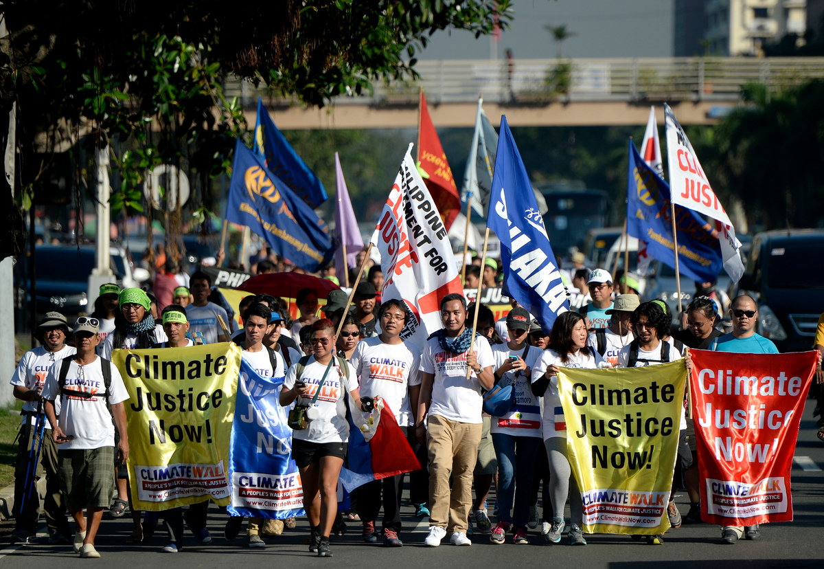 2014年11月，為紀念海燕風災一週年，綠色和平、菲律賓氣候變遷委員會、國家青年委員會、地區組織「重建運動」等多個民間組織與菲律賓人民走上街頭，希望提高公眾對氣候變遷的認識，並要求世界領導人採取氣候行動。© Nathaniel Garcia / Greenpeace