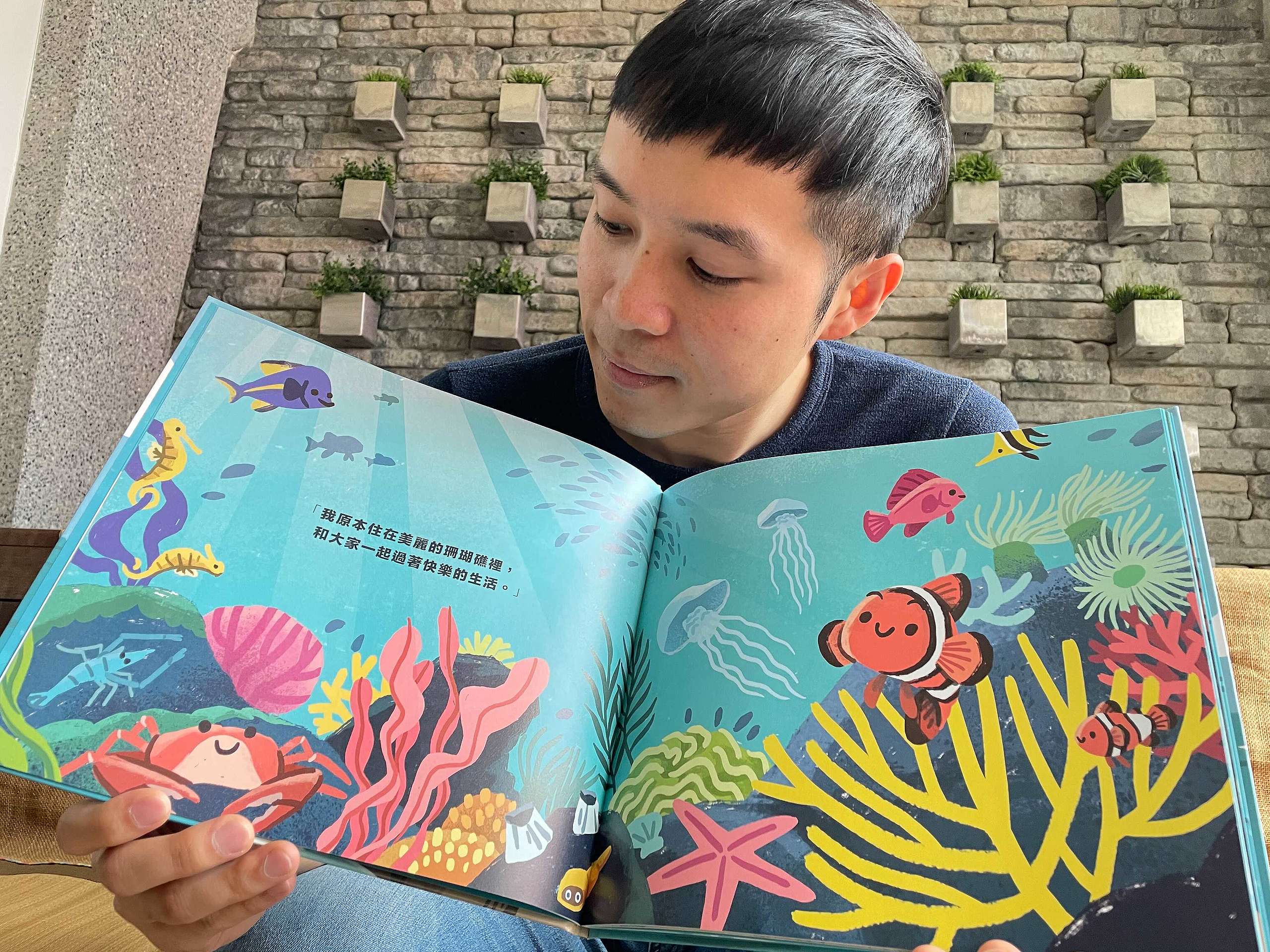 綠色和平會員服務部的郭紹靖是製作團隊一員,被大家暱稱為「豆豆的爸爸」,開心分享繪本。© Greenpeace