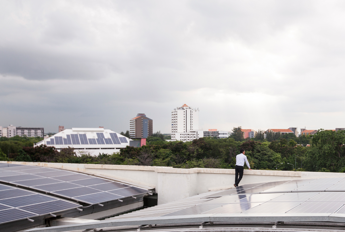 泰國曼谷的法政大學校區裝置屋頂型太陽光電板，期待未來許多家戶都能以太陽能發電，減碳又省錢。© Biel Calderon / Greenpeace