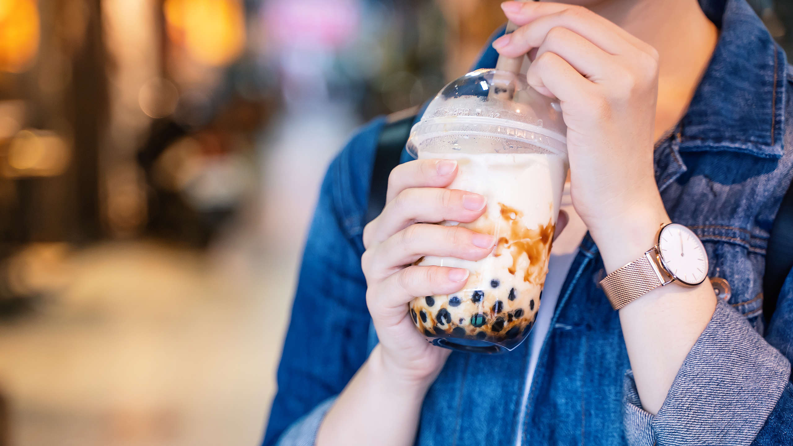 珍珠奶茶等手搖飲料，可說是最熱門的臺灣小吃之一，但大量使用一次性塑膠杯也製造了驚人的垃圾量。